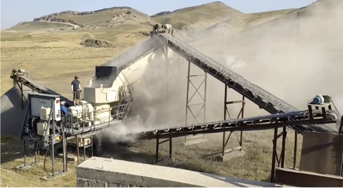 Crushing and screening plant producing aggregate and crushed stone — SINOWAY-TEKAR METSO plant, Kibray
